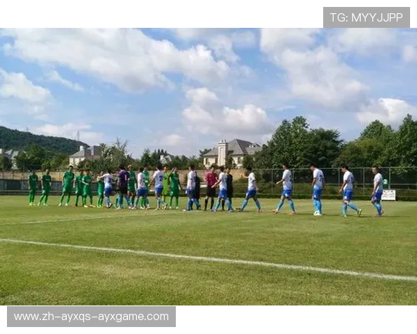 高海拔与湿热气候下足球运动员饮食调整策略对比